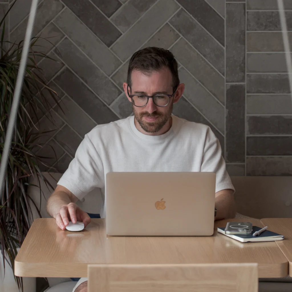 Pierre Levacher, webmaster freelance, disponible pour échanger sur ton projet de site internet